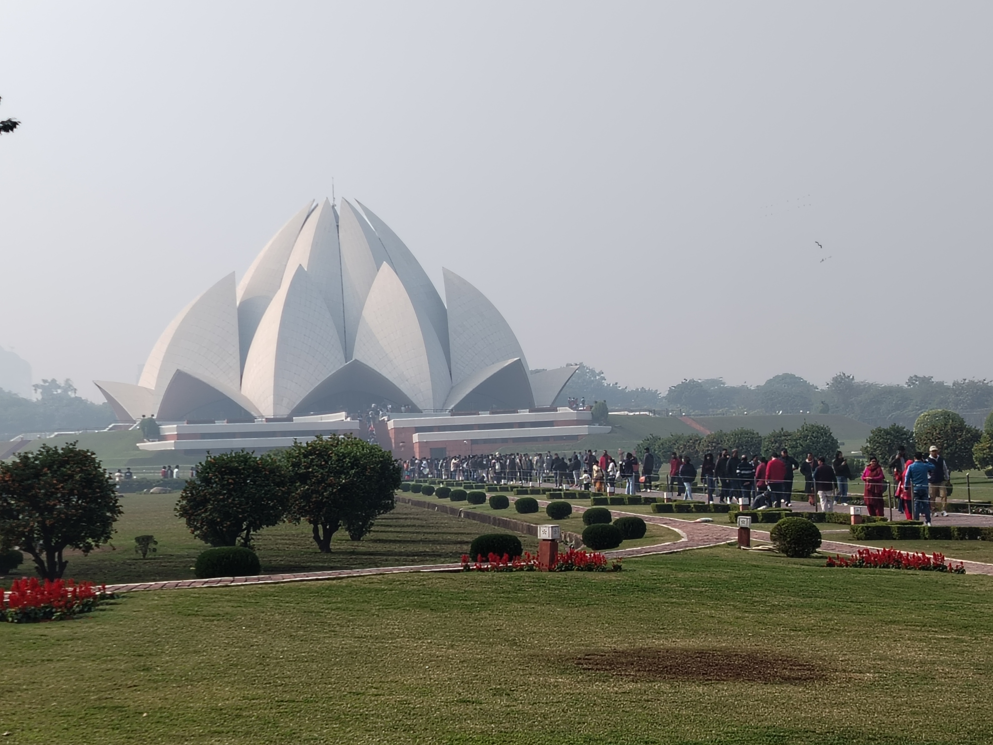 शान्त र स्निग्ध लाेटस टेम्पल