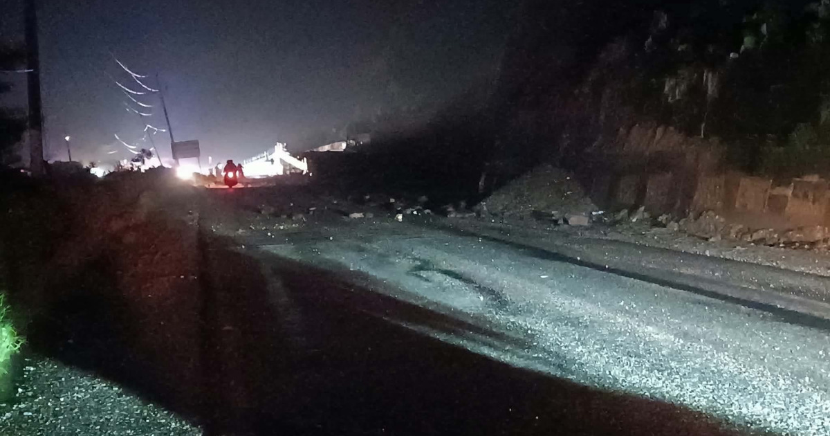 नाम्सी पुलमा ढुंगा खस्दा मुग्लिन–नारायणगढ सडक एकतर्फी अवरुद्ध