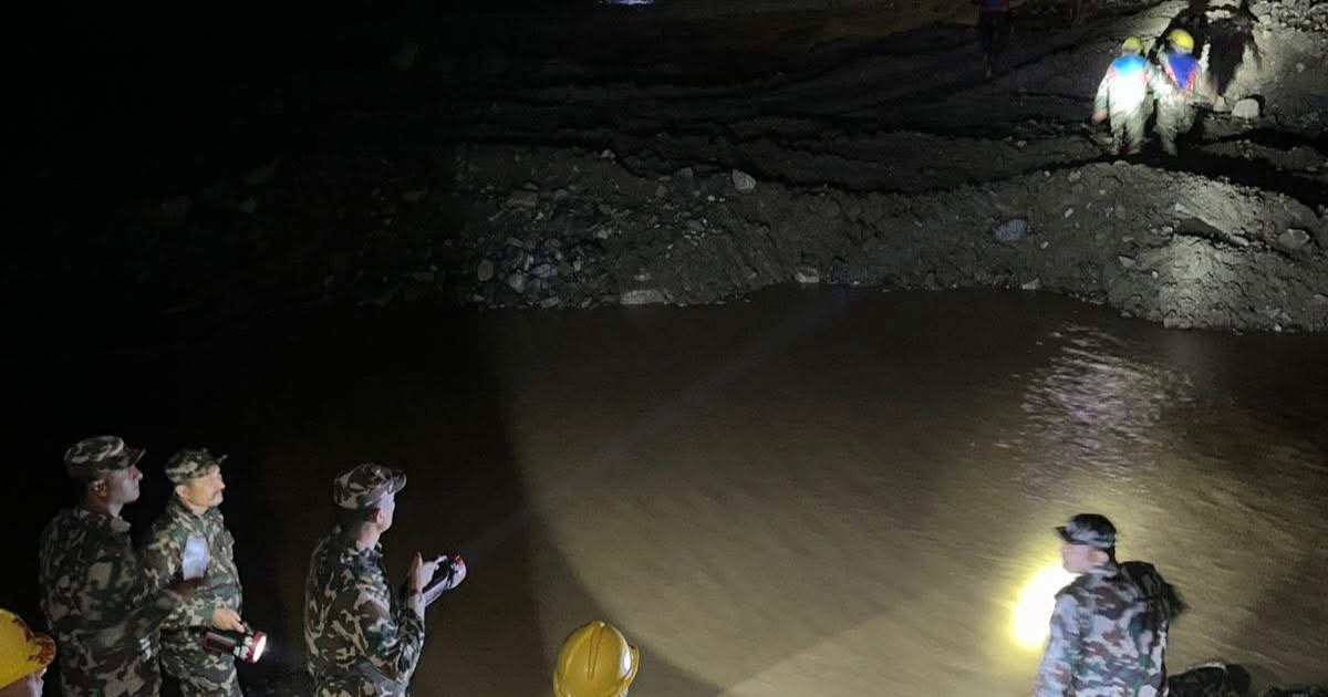 रोशी खोलामा बाढी बढ्दा ५  विद्युतीय गाडी  हाईस फस्यो, ६० बढी यात्रु सुरक्षित